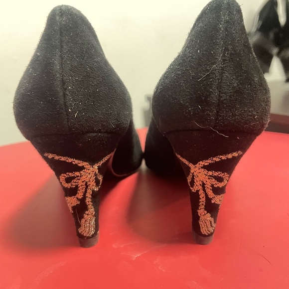 Elegant Black Pumps with Embellished Design - Picture 3 of 4